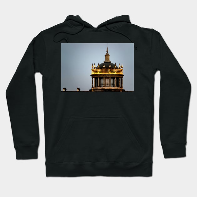 Coucher de soleil sur un monument de Guadalajara Hoodie by franck380